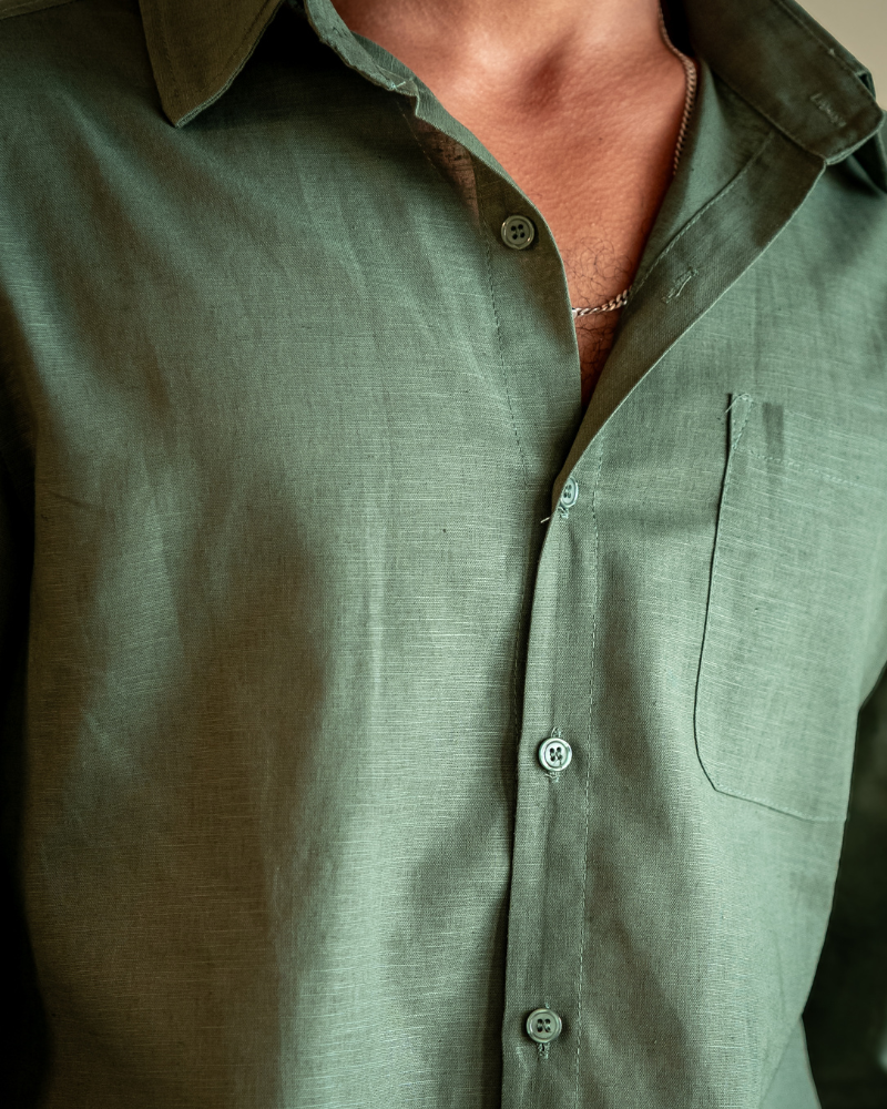 Men's Relaxed Long-Sleeve Linen Shirt with Chest Pocket in green, collar and chest pocket detail